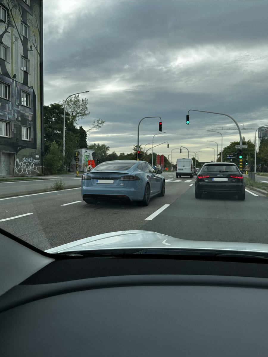 Spotted this frosted blue Model S Plaid this evening in Antwerp, Belgium. You don’t get to see a Plaid often in Belgium! 🤩 Girlfriend was sold