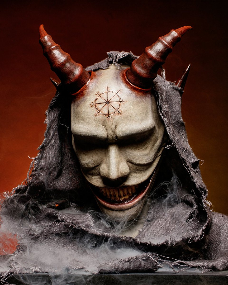This creature sculpture combines sharp horns, sinister textures, and haunting details to create a design straight out of dark fantasy. 🔥👹

Creature Design by CMU Graduate, Candace Crawford