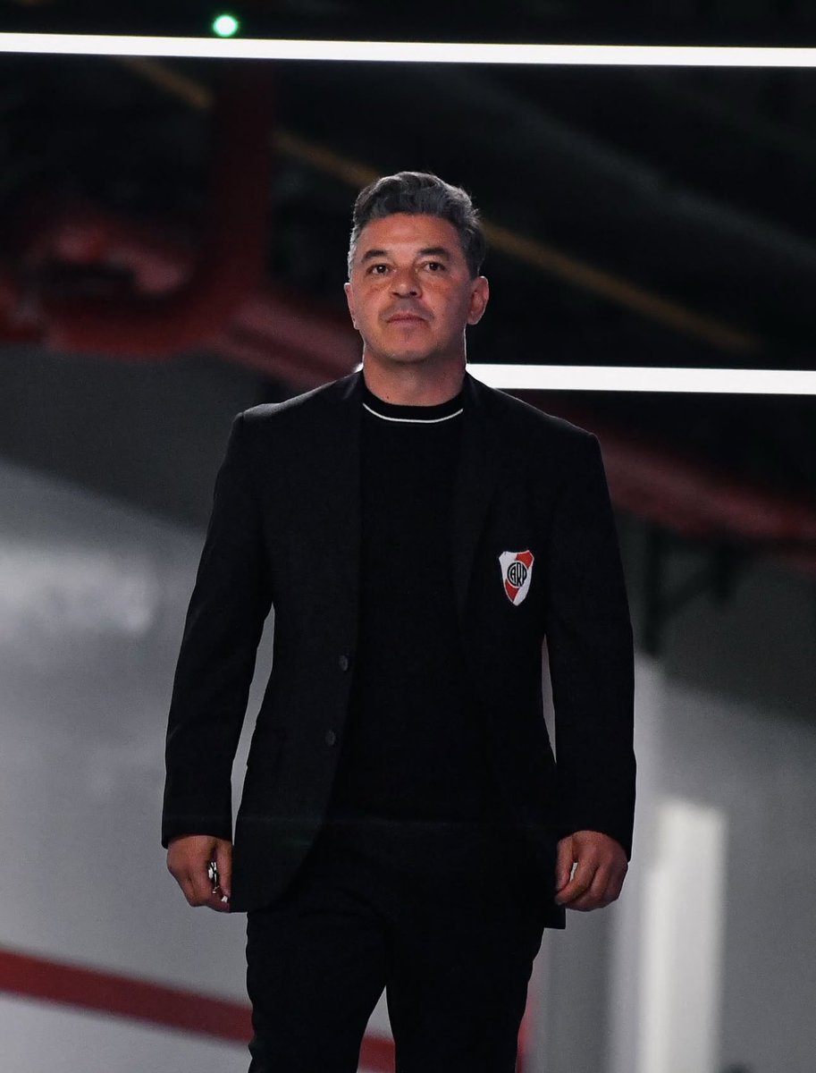 “O que se comenta aqui na Argentina é que o Gallardo preparou e treinou o River Plate nos últimos dias para pressionar e surpreender o Palmeiras já no início do jogo de hoje. A ideia é igualar o placar nos primeiros 20 minutos no Allianz.”

🎙️ Mauro Cezar, no UOL.
📸 River Plate