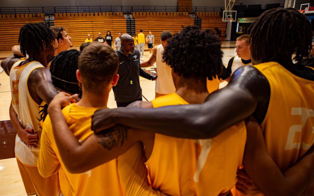 First official practice ✅ 

<a href="/ValpoBasketball/">Valpo Basketball</a> 🏀 season is upon us! 

Season 🎟️s: tickets.valpoathletics.com/event/valpo-20… 

#GoValpo