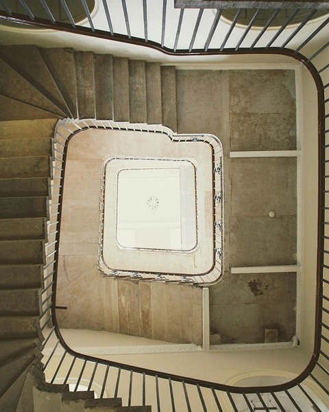 Eliana Castor la.liternet.ro/skPEED

Julia Elisabeth, care a apărut pe lume pe 23 aprilie. A dat peste cap viața tuturor. Georgia tocmai terminase masterul, a renunțat să mai lucreze, dar era mândră că neamțul ei, așa-i zicea lui Max, bărbatu-său, ieșea dintr-un proiect și in…