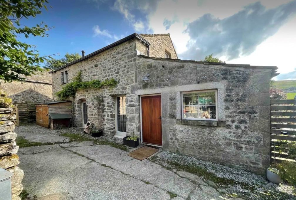 TheHolidayCots's tweet image. ✨ Stay at Redmire Barn ✨

Whether you’re planning a peaceful escape or an adventure in the Yorkshire Dales, Redmire Barn provides the ideal base for your stay. 🌄

🛏️ Sleeps 4
theholidaycottages.co.uk/norfolk/17799

#RedmireBarn #Skipton #YorkshireDales #SelfCatering #HolidayCottages #Couples