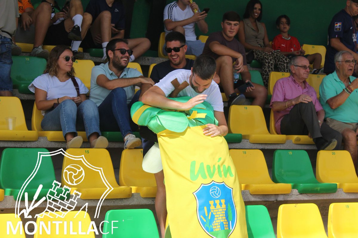 🏖️Acabaron las vacaciones para Uvín. El domingo se lo pasó en grande junto a la afición.🍇🫂

¡¡¡Vamos, Montilla!!!💛💚