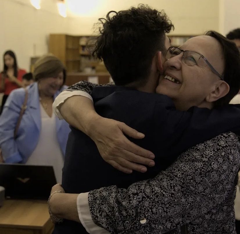 Hoy se cumple un año de la partida de Eva Vergara, no hay día que no me acuerde de ella. Aún extraño esas conversaciones intensas analizando el mundo. Es la única foto que tenemos juntos