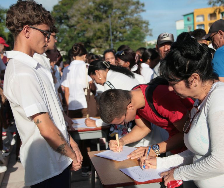 La Universidad de Ciencias Médicas fue el escenario por donde comenzó en #SanctiSpíritusEnMarcha el proceso de recogida de firmas en apoyo a Venezuela.

#CubaConVenezuela