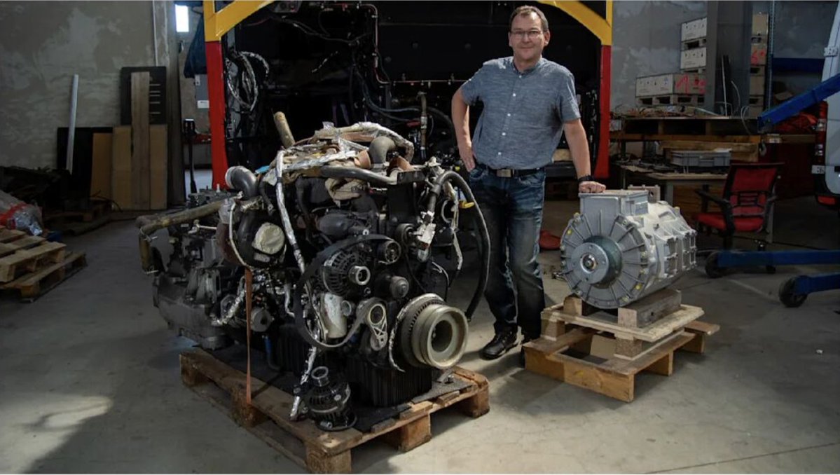 alex_avoigt's tweet photo. Everyone understands that a diesel engine is more complex, with more parts and therefore more expensive than an electric motor – just by looking at it for the first time!
The costs include design, parts procurement, assembly, maintenance and repair. The worst thing about it is though that a diesel engine consumes an infinite amount of diesel, which is burned and causes high costs for our society while an electric motor runs with renewables energy from solar and wind.
(pic: To Zero Electric Vehicles, Bus engine before and after)