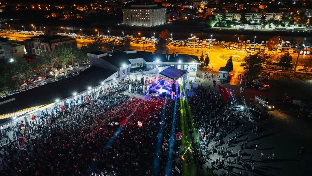 Dün akşam Çan'ın kurtuluşunun 103. Yılı etkinlikleri kapsamında gerçekleştirdiğimiz "Manuş Baba" konserinden kareler...
#çan #çanakkale #kurtuluş #kutlama #konser #müzik #şarkılar #türküler #manuşbaba