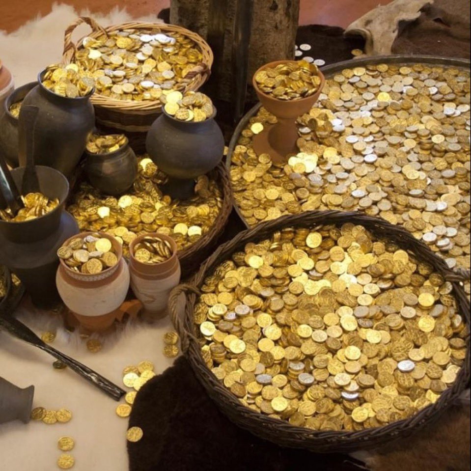 giftlovej's tweet image. The rest of the year will go as you treat this image 🤑