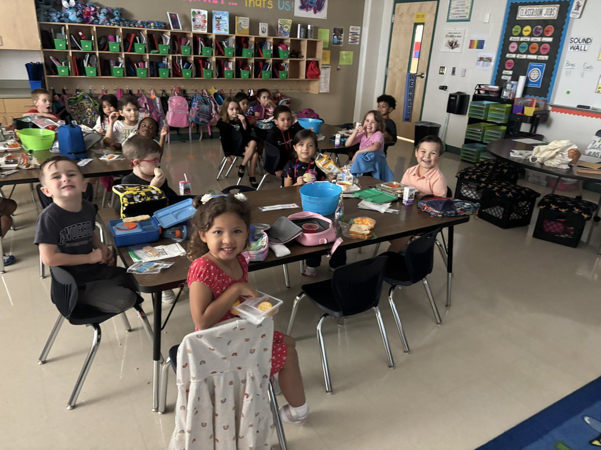 BridgetMadden19's tweet image. We earned LUNCH BUNCH!!!! 🎉🎉
Our class worked so hard and earned all their PAW stars for amazing hallway behavior! 💙💙
Proud of these little leaders! 🐾💫@NISDWernli @NISD #PAWsomeJob