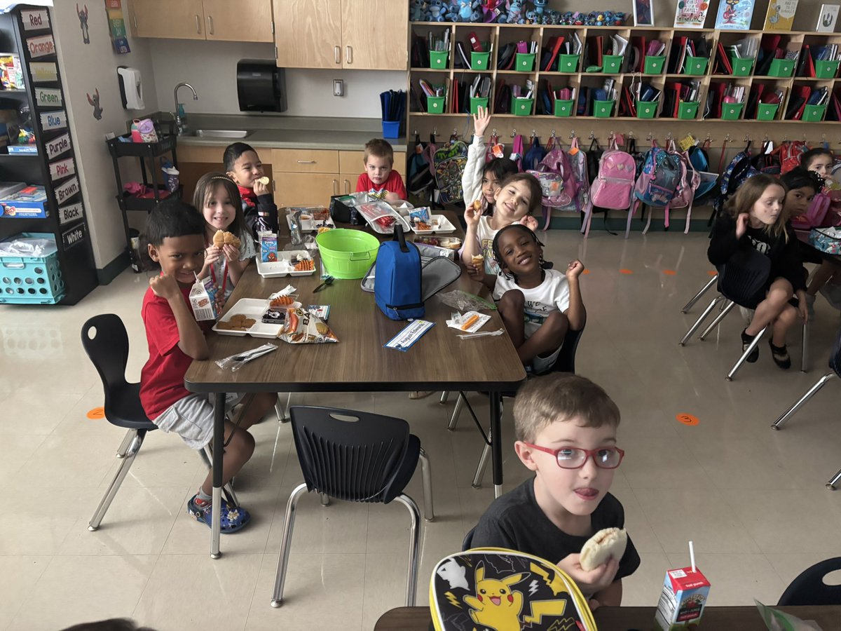 BridgetMadden19's tweet image. We earned LUNCH BUNCH!!!! 🎉🎉
Our class worked so hard and earned all their PAW stars for amazing hallway behavior! 💙💙
Proud of these little leaders! 🐾💫@NISDWernli @NISD #PAWsomeJob