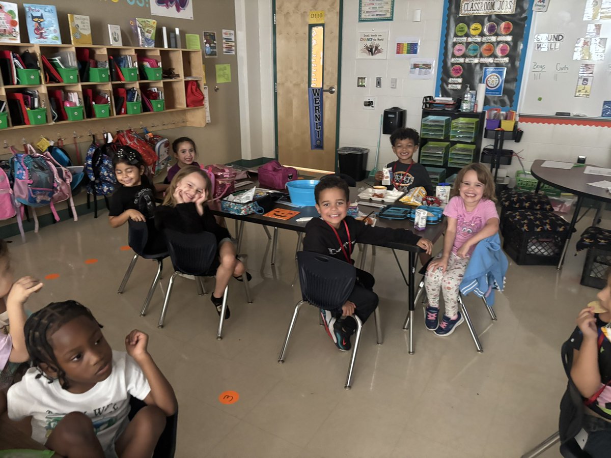BridgetMadden19's tweet image. We earned LUNCH BUNCH!!!! 🎉🎉
Our class worked so hard and earned all their PAW stars for amazing hallway behavior! 💙💙
Proud of these little leaders! 🐾💫@NISDWernli @NISD #PAWsomeJob