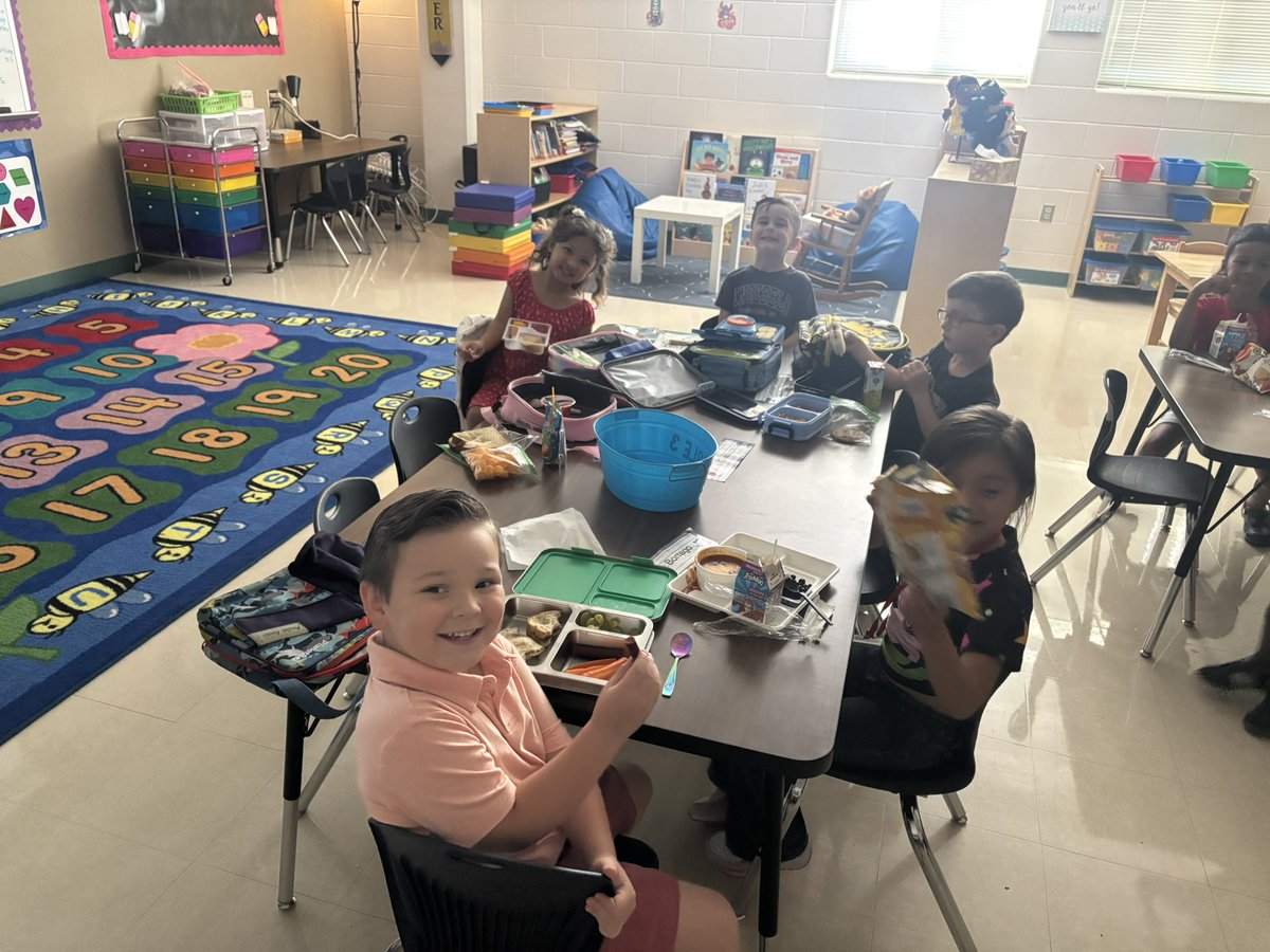 BridgetMadden19's tweet image. We earned LUNCH BUNCH!!!! 🎉🎉
Our class worked so hard and earned all their PAW stars for amazing hallway behavior! 💙💙
Proud of these little leaders! 🐾💫@NISDWernli @NISD #PAWsomeJob