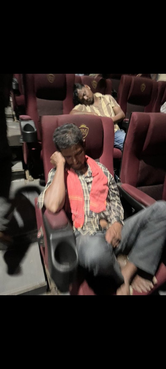 tollywood_ssmb's tweet image. #DisasterOG
#TheycalllHimOG

Cults situation during the show ...
Bokka pettadu Sujith 😭