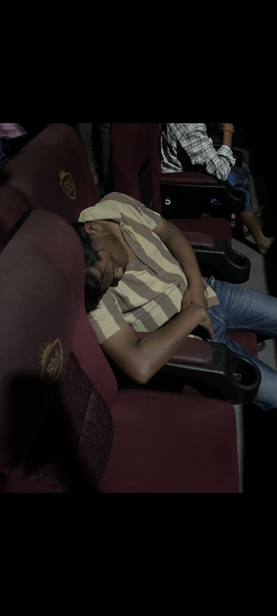 tollywood_ssmb's tweet image. #DisasterOG
#TheycalllHimOG

Cults situation during the show ...
Bokka pettadu Sujith 😭