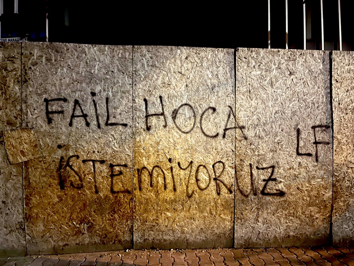 🗣️Bahçelievler Halil Bekmezci Lisesi önünden sesleniyoruz: “Fail hoca istemiyoruz!” 

Nisan ayında açığa alınan, bugün Halil Bekmezci Lisesi’nde derse girdiği öğrenilen Erdinç Çakıroğlu’nu okulumuza sokanlara karşı okulun duvarlarından seslendik. 

Okullarımızda faillere geçit