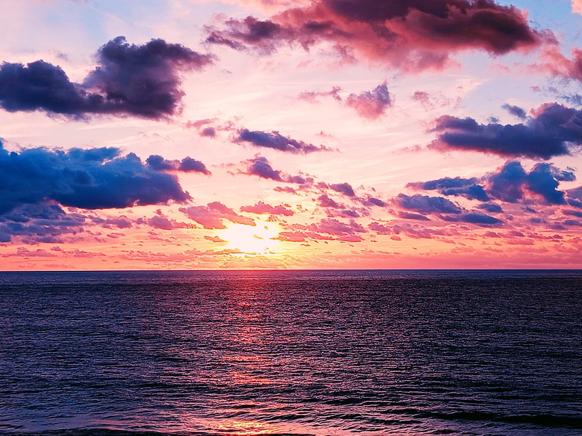 CDarrigade63's tweet photo. #Messanges : coucher de soleil ⛅ sur l'#océan. Chaque soir, immuablement, le même spectacle recommence avec des couleurs différentes. #Landes #gascogne #aquitaine #surfersparadise #paysage #picoftheday https://t.co/zLz5zvWNeo