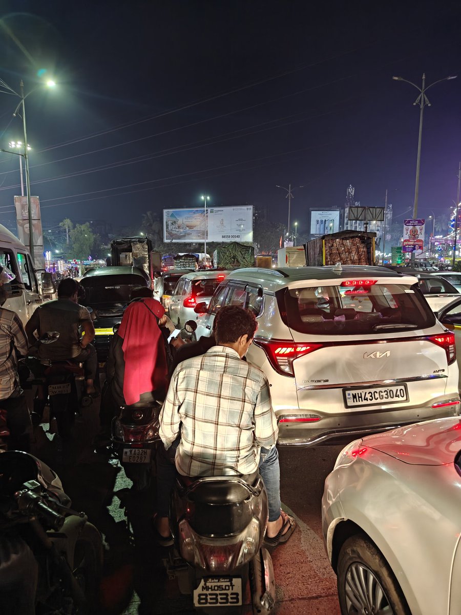 RushiWrites's tweet photo. दुर्गाडी चौकात गेल्या अर्ध्या तासापासून वाहने एकाच ठिकाणी उभी आहेत. नवरात्रौत्सवाच्या आयोजनात @ThaneCityPolice  कमी पडलंय का कल्याणमध्ये... https://t.co/Cp6onkm6bP