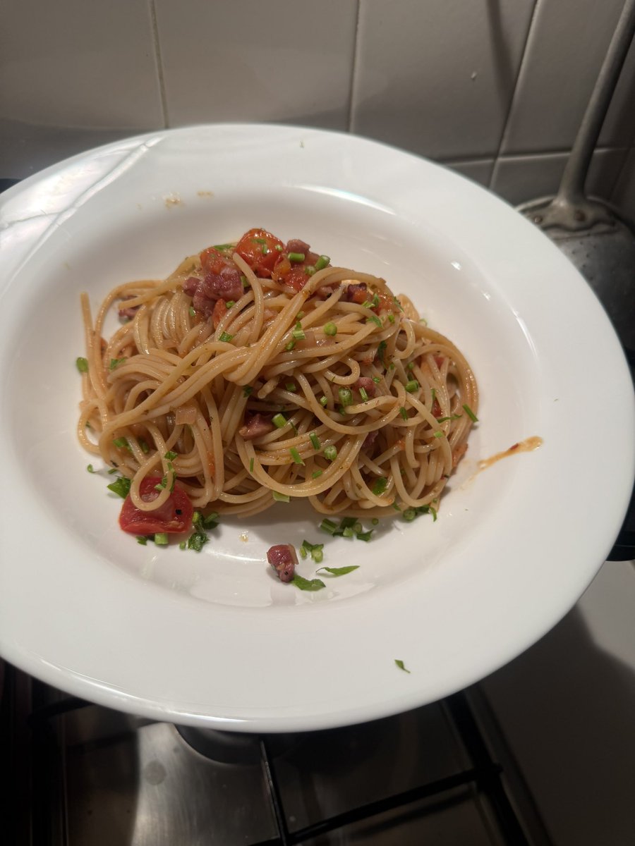 PatruConstantin's tweet image. Cena stile #italiano #spaghetti giusto per tradizione cena semplice per dormire bene 😋❤️#buonappetito