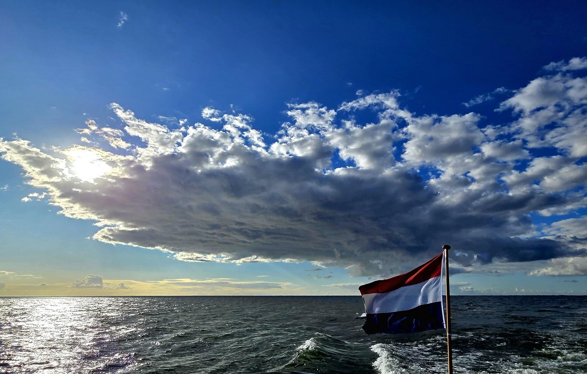 Mooie luchten bij een heldere lucht met wind uit Noordelijke riching. Super helder zicht
 Markermeer, markerwadden #weerfoto #buien #markerwadden <a href="/MarkWadResearch/">MarkerWaddenResearch</a> <a href="/weermanrobert/">➡️ Robert de Vries</a> <a href="/weeronline/">Weeronline</a> <a href="/_weernl/">Weer.nl</a> <a href="/OmroepFlevoland/">Omroep Flevoland</a>