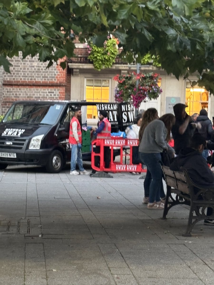 HuangKad's tweet photo. Things you love to see. The local Sikh community feeding Readings homeless outside the town hall this evening.. No fan fair, no publicity just one community helping out another. Embrace multiculturalism. So much negativity, so much hate on twitter. Well done and thank you. https://t.co/Kiy13PkPmP