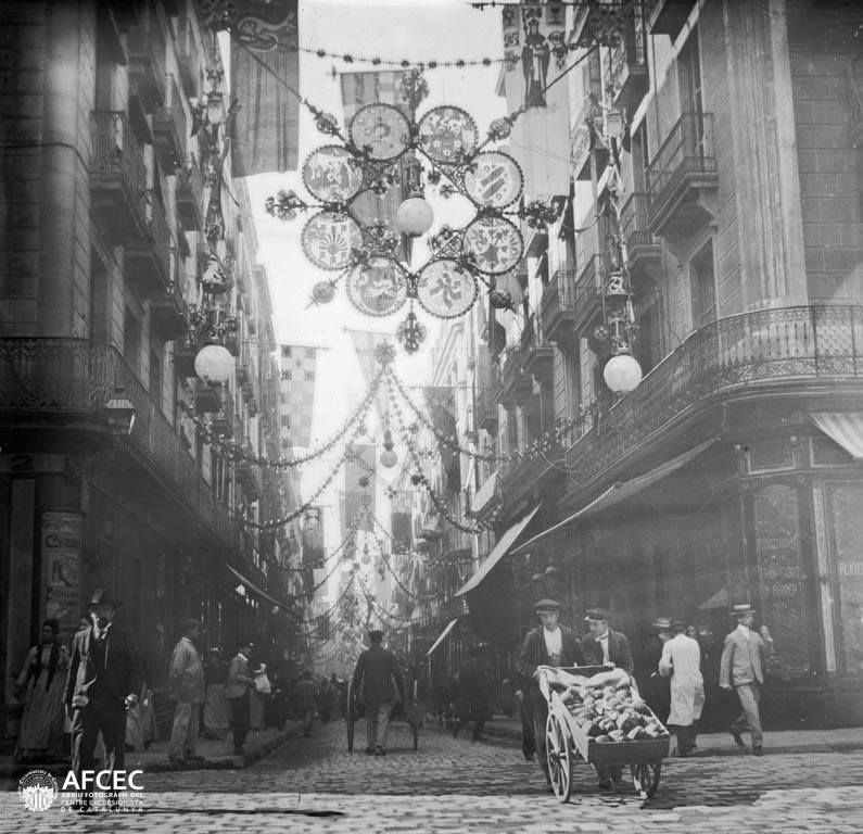 El guanyador del concurs de guarnits va ser el carrer Ferran, engalanat amb unes  llums artístiques dissenyades per l’arquitecte modernista Antoni Maria Gallisà, en col·laboració amb Jujol.   

📷 Frederic Bordas / AFCEC