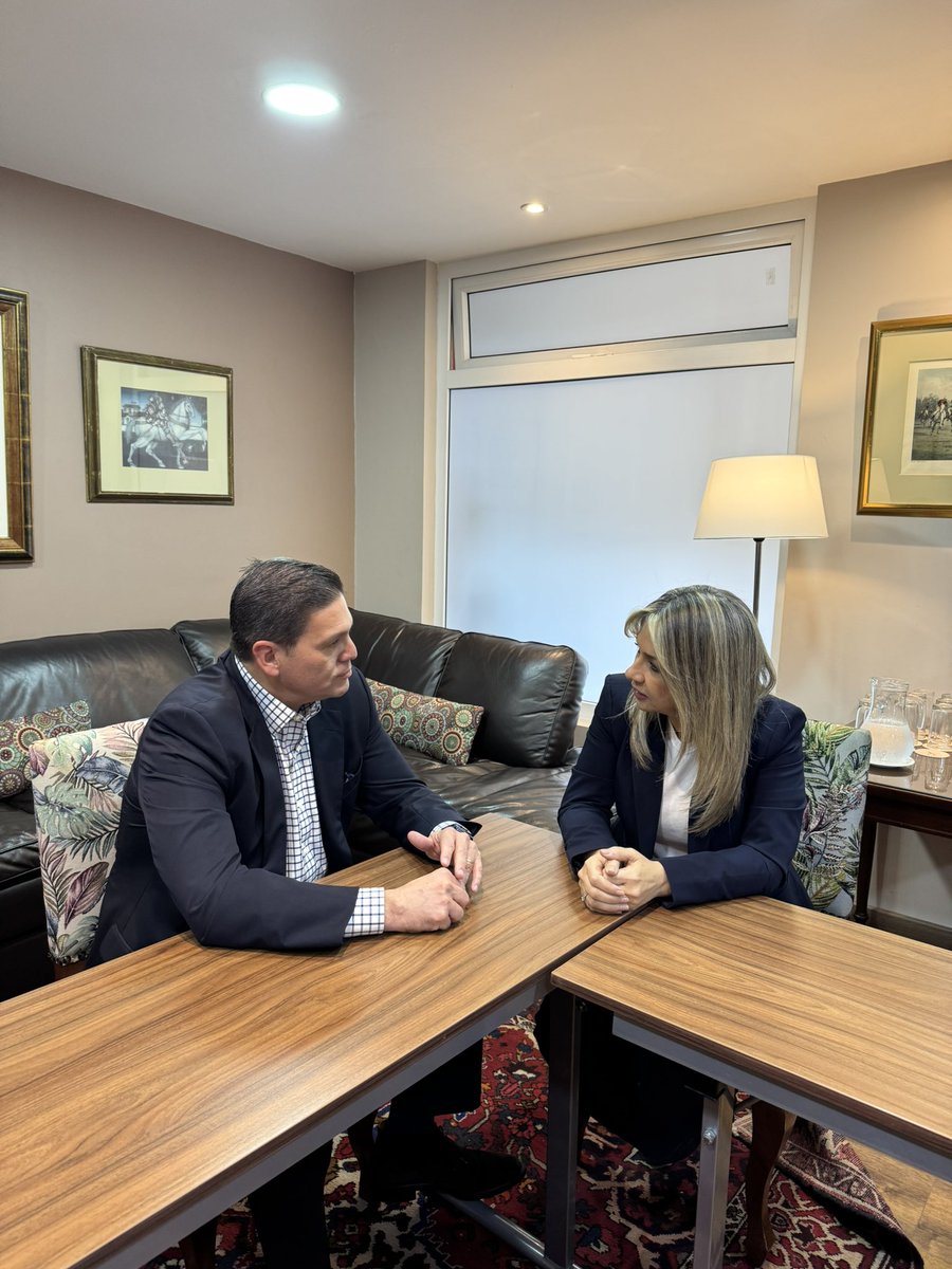 Los que amamos a Colombia con el alma tenemos que luchar por un país mejor para todos, seguro y que enfrente a los criminales y a los corruptos con firmeza.  Qué buena conversación con Juan Carlos Pinzón. 
<a href="/PinzonBueno/">Pinzón Bueno</a>