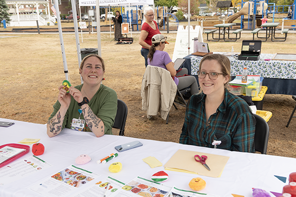 MemHospitalNH's tweet photo. Members of our Pediatrics (https://t.co/nA6eYpys9T) and Access to Care (https://t.co/sdZaRU5Huc) teams were hanging our yesterday at the Farmers Market in Schouler Park. Great conversations with guests and kids had fun with a special BINGO game. https://t.co/PuycN6BgC2