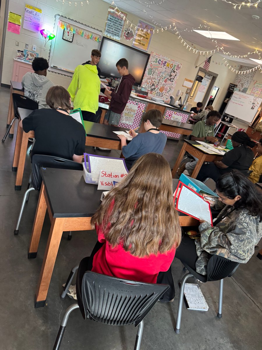 🏈📚 Game day in Mrs. Emmons’ class! Students tackled a football review game and powered through lab station challenges to sharpen their skills. 🏈📚