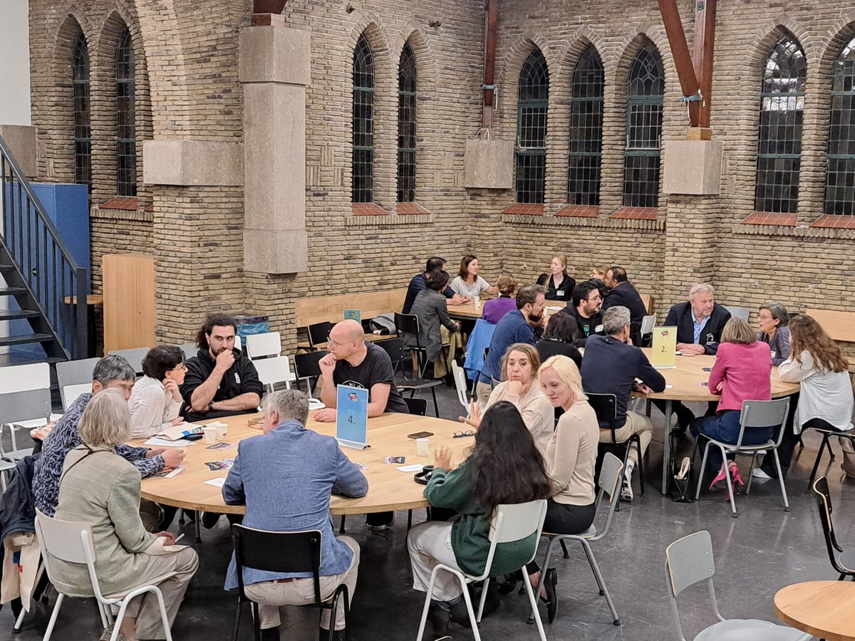 Gemeenteraad070's tweet photo. De aanwezige bewoners gaan nu in groepen in gesprek met elkaar en met raadsleden en fractievertegenwoordigers uit de #raad070.
#RaadInDeStad #MeetyourCityCouncil https://t.co/c8QBLe9V9b