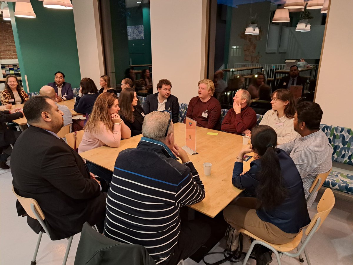 Gemeenteraad070's tweet photo. De aanwezige bewoners gaan nu in groepen in gesprek met elkaar en met raadsleden en fractievertegenwoordigers uit de #raad070.
#RaadInDeStad #MeetyourCityCouncil https://t.co/c8QBLe9V9b