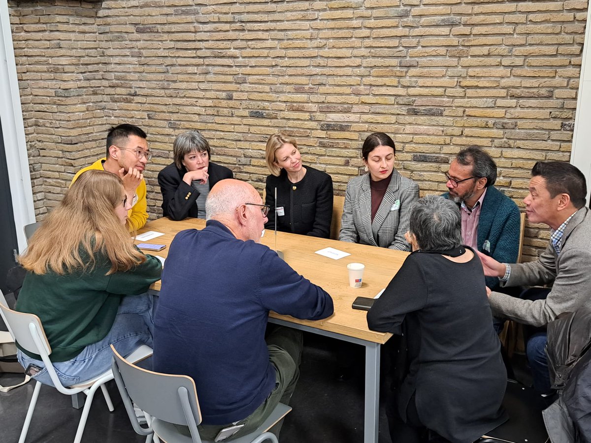 Gemeenteraad070's tweet photo. De aanwezige bewoners gaan nu in groepen in gesprek met elkaar en met raadsleden en fractievertegenwoordigers uit de #raad070.
#RaadInDeStad #MeetyourCityCouncil https://t.co/c8QBLe9V9b