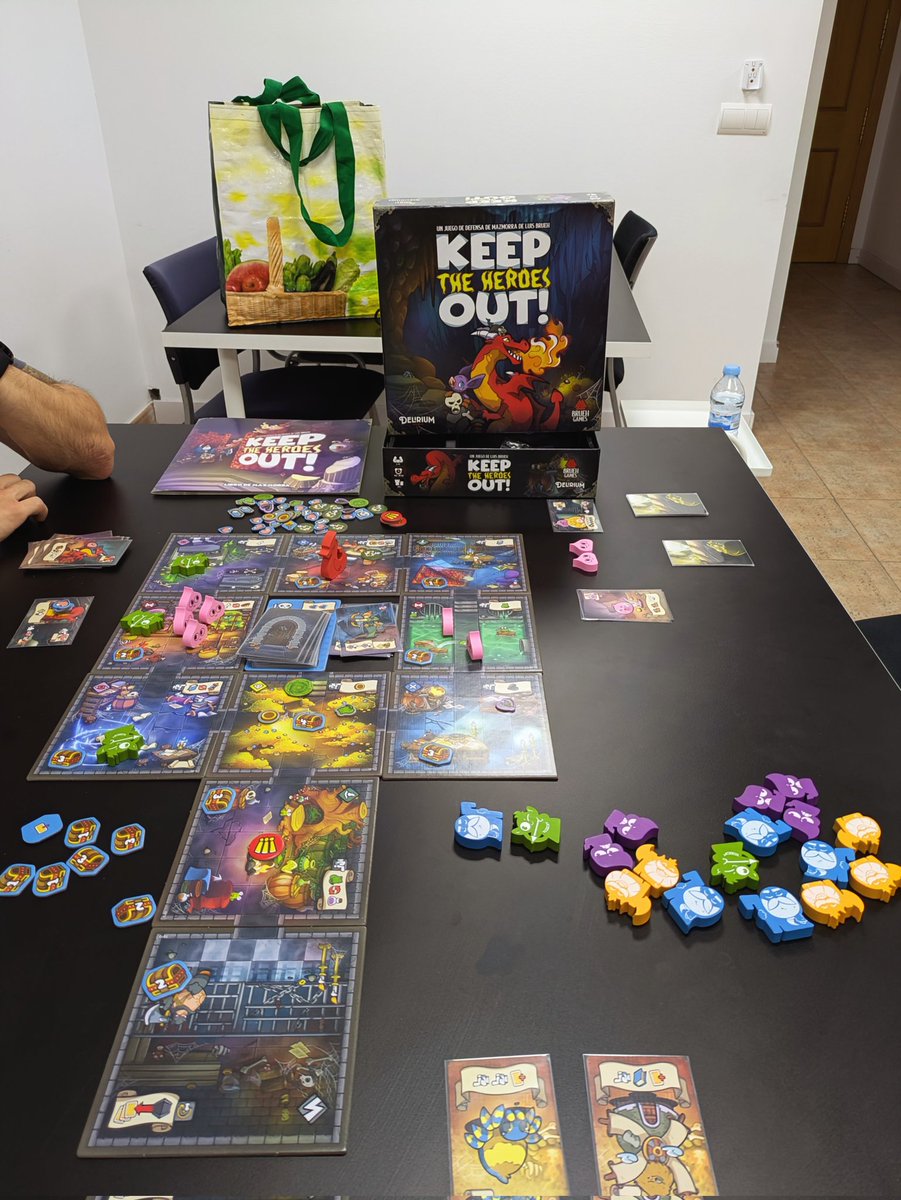 aclupusinfabula's tweet photo. ¿Cómo puede ser que "Keep the heroes out" sea visualmente adorable, pero tan cruel al jugarlo? 😞
Hemos echado 2 partidas y en ambas nos pasó por encima como una apisonadora
¡Pero no pensamos rendirnos!
¡No pararemos hasta echar a los héroes de nuestra mazmorra! 🗡️
#juegosdemesa https://t.co/AhflNj9TuY