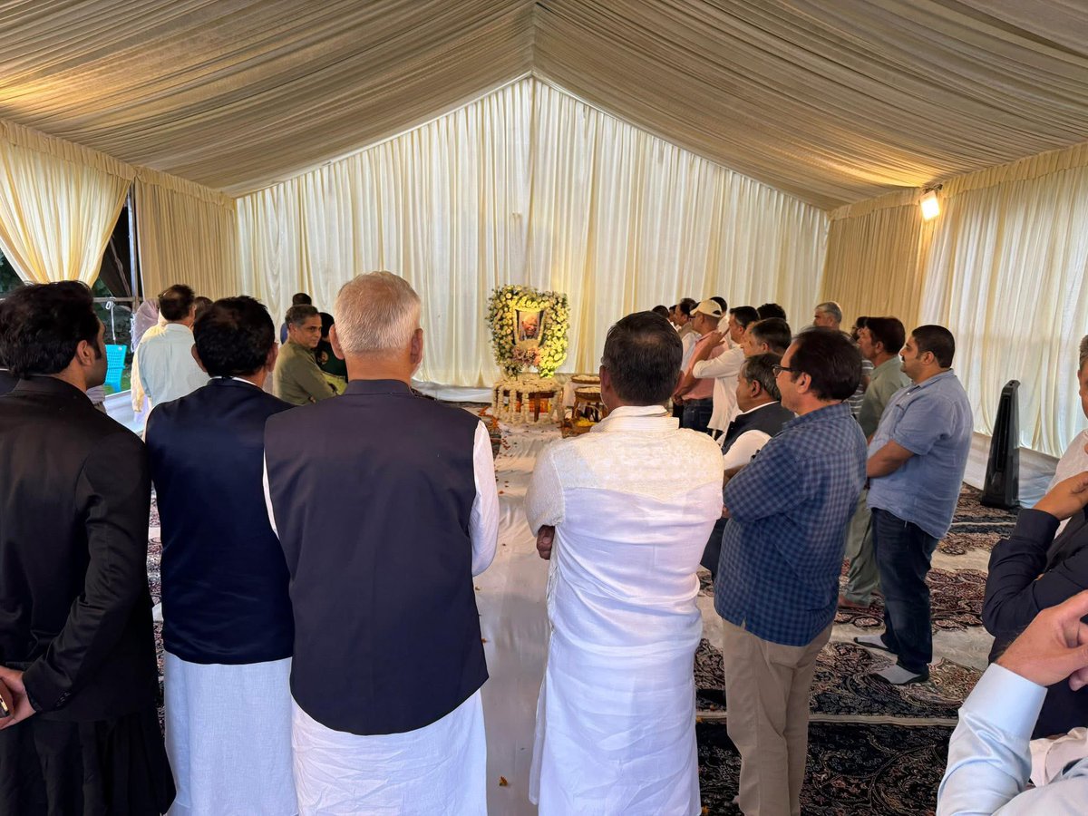 Paid a visit to offer heartfelt condolences to Sh. Shailendra Kumar Ji (IAS), Commissioner Secretary, Agriculture &amp; Production Department, J&amp;K, on the passing away of his father. May the departed soul rest in eternal peace, and may the family find strength in this hour of grief.