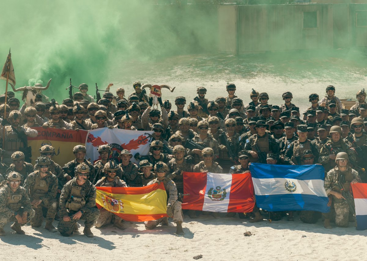 Zonamilitar1's tweet photo. #UNITAS25
Personal del BIM N°2 de la Armada Argentina junto a efectivos de las Infanterías de Marina de Paraguay y Ecuador
De la foto grupal también participaron infantes de marina de España, Chile, Colombia, Brasil, Perú, México, y El Salvador
📷USMC Lance Cpl. Hunter J. Kuester