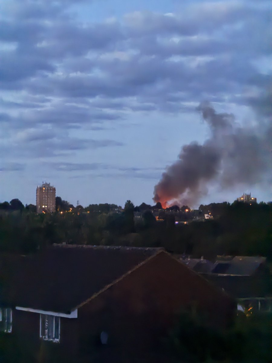 Purdy_Frog's tweet photo. Large Fire after a loud bang over in North Swindon  #swindon https://t.co/6eYVQkFqoW