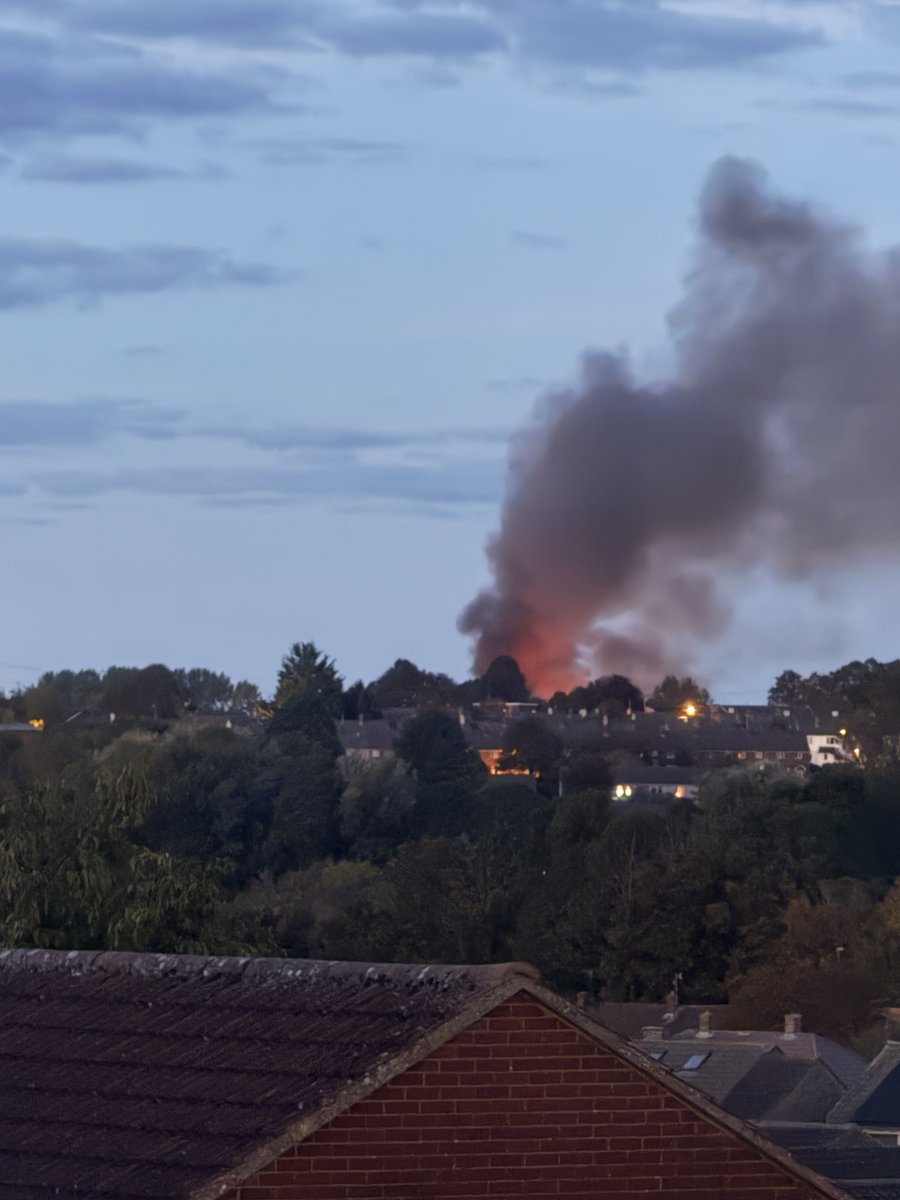Purdy_Frog's tweet photo. Large Fire after a loud bang over in North Swindon  #swindon https://t.co/6eYVQkFqoW