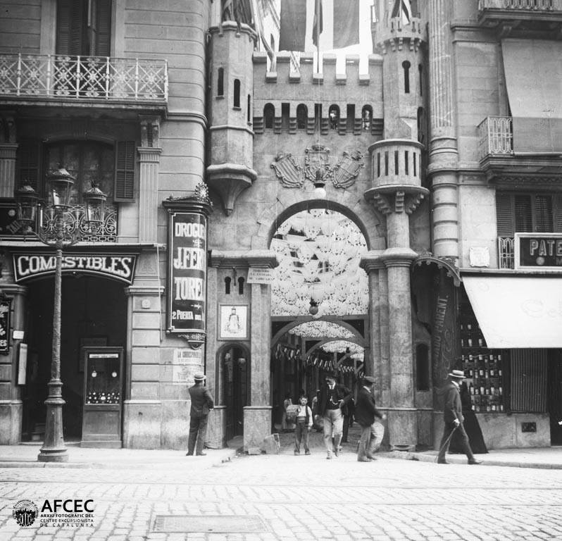 Sabíeu que a les festes de la Mercè de 1902 es va celebrar un concurs de guarniments als carrers de Barcelona, com el Gràcia o Sants?  

Si voleu veure les imatges, entreu al blog 👉historiesdebcn.com/fotos-antigues…

O segiu el #FIL 🧵⤵️