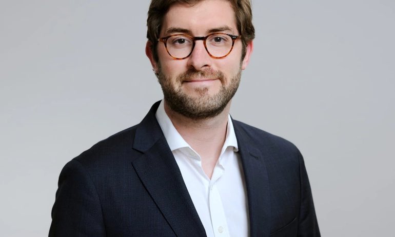 LBleuBlancRouge's tweet photo. Guillaume Leroy de l’association @TransparenceCit, association à l’origine des révélations sur les notes de frais d’Anne Hidalgo annonce ce soir avoir reçu une amende de 210 000€ pour affichage illégal. 

Il avait affiché 140 affiches dans Paris révélant le scandale sur les notes de frais d’Anne Hidalgo. 

La Mairie lui a adressé une amende de 1500€ par affiche soit 210 000 euros. 

Voilà comment ça se venge une socialiste.