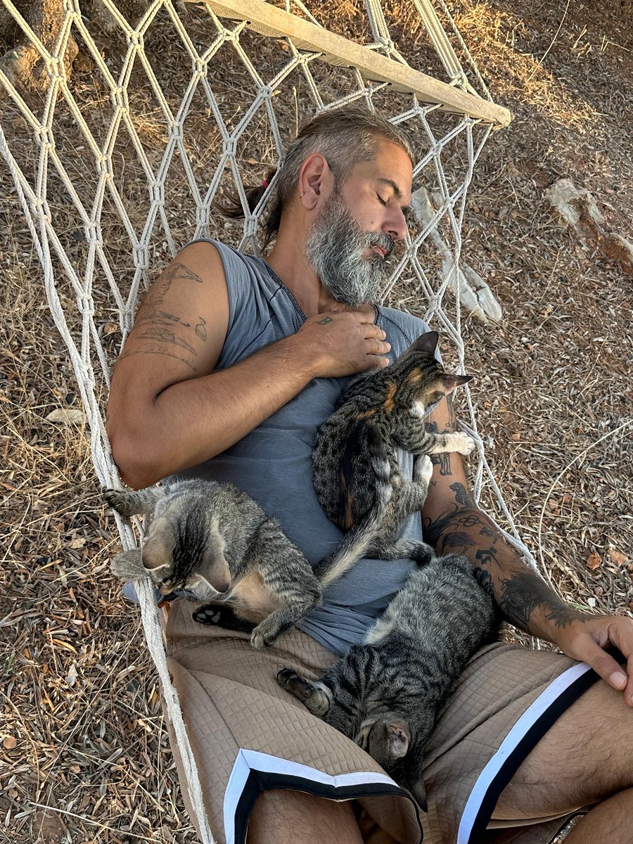 Selamlar, davulcumuz 2013 yılından beri Sefa Deniz Alemdar’dır ve sokaktan sahiplendigi 4 kedisi ile yaşamaktadır. Yanlış anlaşılmalara mahal vermemek adına bu açıklamayı yapıyoruz. Sevgiler…