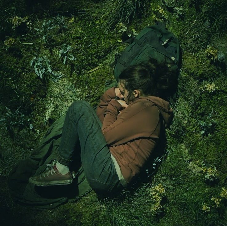 ⠀

в тех редких снах, которые удаётся запомнить, всё по-прежнему нормально. дина говорит, что перед пробуждением я постоянно кручусь и бормочу что-то невнятное, будто цепляюсь за сон всем своим разумом.

но вот вам забавный факт : джоэл даже во сне читает мне нотации. 

⠀