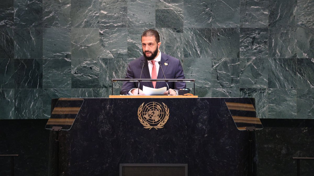 والفرح سوري.. صنعنا التاريخ وصنعنا المستقبل لنا وللمنطقة.. سوريا تحررت والعالم ايضاً تحرر من بلطجة الاسد.. فخامة الرئيس السوري من على منبر الأمم المتحدة.. انتصرنا ✌️🇸🇾