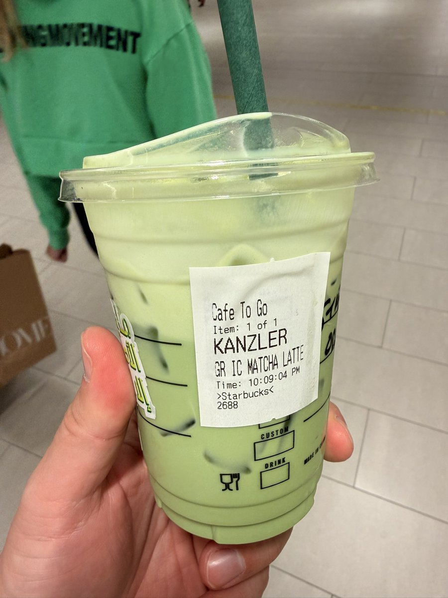 Der Kanzler am finessen. 🍵 🫖 
Schlaft alle gut und fühlt euch in den Schlaf umarmt. Der Kanzler deckt euch zu 🛌 😴 🫂 ✨ 🚬 😎 (Gilt selbstverständlich nicht für Grüne und Linke! Ihr kennt mich)