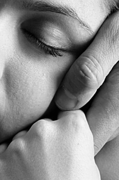 ...sen kendinden nefret ederken,
 başkasını sevebilir misin?

insan kendinde olanı arar,
hem kendinde olanı,
hem de eksik yanını bulması için
hayat önüne 
görüp anlayana kadar
onunla  ilgili olaylar çıkarır...

sevgiyle ❤️🕊☕️