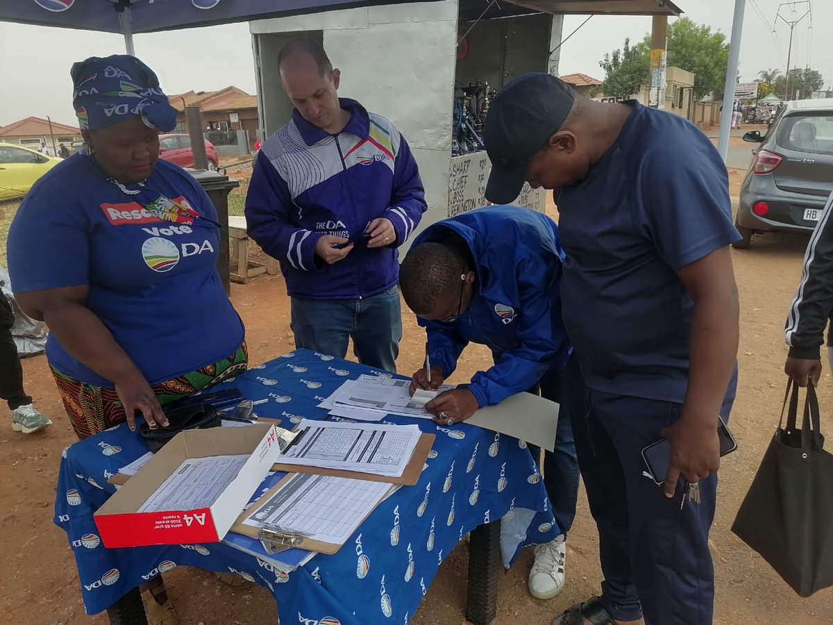 Today in Katlehong with Cllrs Lucky Dinake, Clifford Mohau, Sihle Molebatsi, our new CC Ziyanda and our team of activists 💙

We hosted a table, engaging with residents about the DA’s plan to Turbo Charge our Economy and build a better future for all. #TeamDA #Katlehong