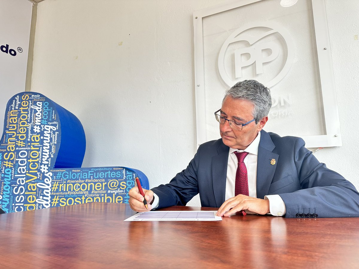 No concibo Andalucía sin el liderazgo de <a href="/JuanMa_Moreno/">Juanma Moreno</a>. 
Hoy he refrendado mi respaldo a él con la firma del aval para el #17Congreso del <a href="/ppandaluz/">PP de Andalucía</a>