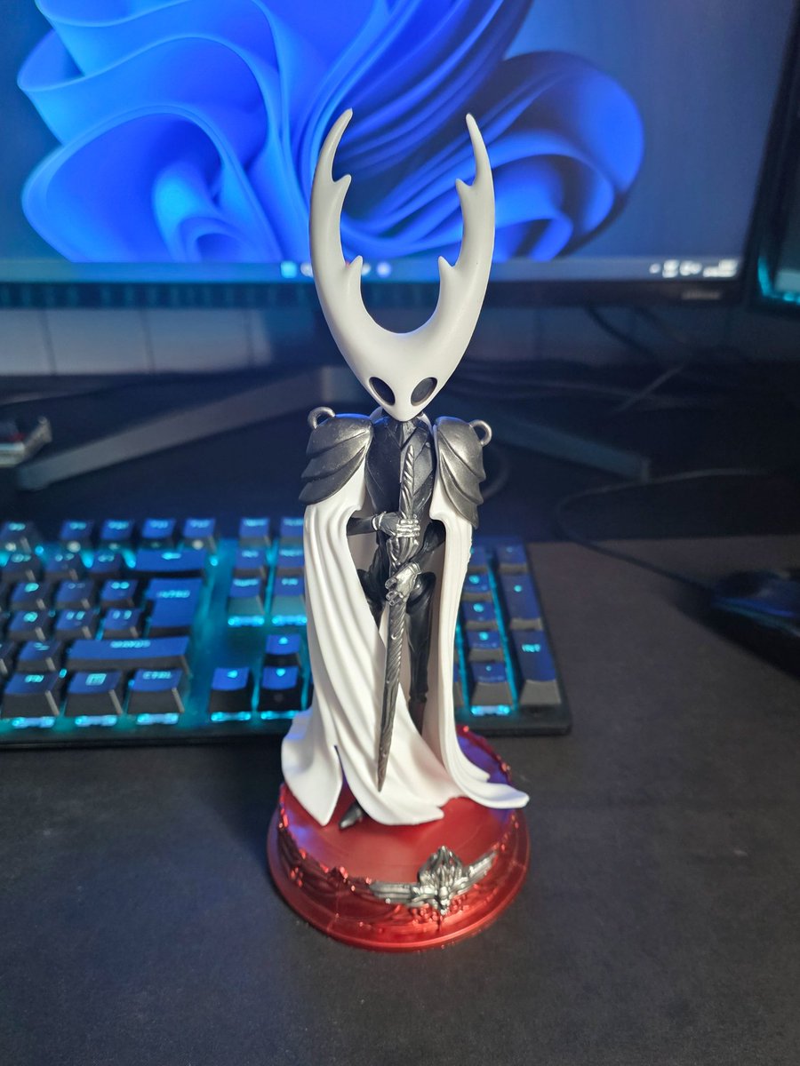 worstize's tweet image. Al fin tengo una figura del "La Pija Dura" o como se llame ese del Hollow Knight