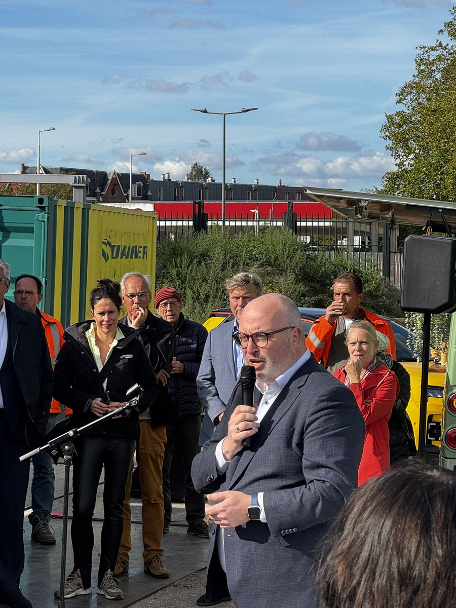 ChefLittleC1's tweet image. Vandaag officiele start Daniël den Hoedbrug nabij LittleC en Erasmus MC tbv oa klanten Familiehuis! @DuraVermeer @rotterdam @danieldenhoed @pascallansink @Havenloods @Hansvanputten01