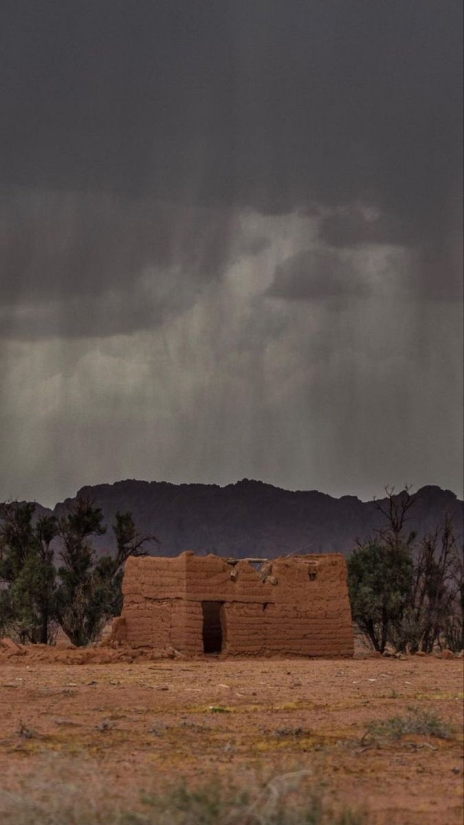 ٓ

قِفا واِسألا عن دارِ سعدىٰ وعن سعدىٰ
وَعن أعصرٍٍ كانت لـ سعدىٰ لنـا سعدا

قـفا في مـعانيـها الخـوالي لعـلّنا
نُـجدّد مِن تـذكـار أيّـامـها عـهدا

#الكيذاوي

.