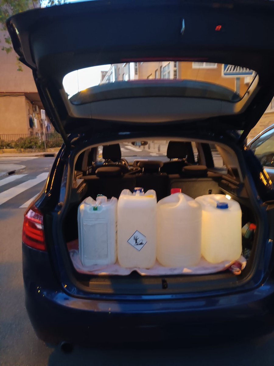 Ha sido un verano extraordinariamente seco y cálido, sigue sin llover y a medio plazo no parece ser que lo haga, por eso nos vemos obligados a regar con garrafas el jardín de autóctonas que hemos creado a la salida del metro de Colonia Jardín. También hemos recogido basura.