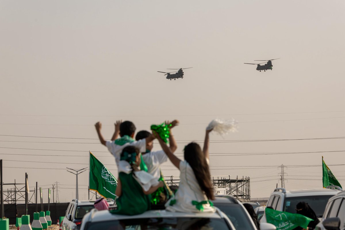 طائرات #مجموعة_السعودية تزهو في سماء مدينة الرياض وترسم لوحات من الفخر والانتماء، بمناسبة #اليوم_الوطني_السعودي95

#عزنا_بطبعنا